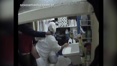 Motoboy nwere mmekọahụ na nwanyị na-ehicha ihe na ụlọ oriri na ọṅụṅụ n'etiti nnyefe